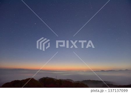 三王山展望台(タワー)からの常陸台地に広がる雲海 三王山展望台(タワー)からの常陸台地に広がる雲海 137137099