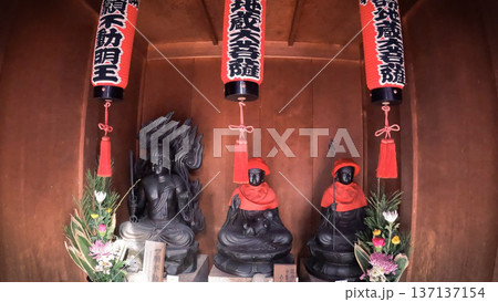 東京、三尊の仏像と赤い提灯が並ぶ寺院の小堂 137137154