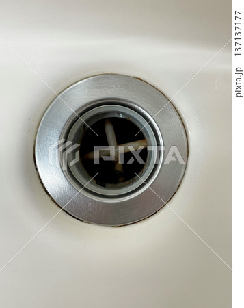 古いタイプの排水口 古いタイプの排水口 137137177