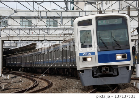 所沢駅を発車する 西武6000系 6116F 所沢駅を発車する 西武6000系 6116F 137137533
