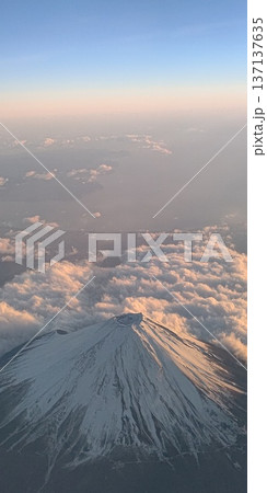 空から見る富士山 137137635