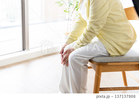 膝の痛みに悩む高齢者 膝の痛みに悩む高齢者 137137808