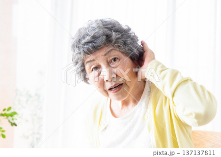 耳が遠くて聞き返す高齢者 耳が遠くて聞き返す高齢者 137137811