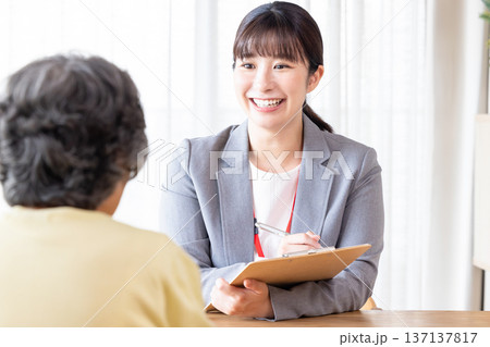 シニア女性に説明するビジネスウーマン シニア女性に説明するビジネスウーマン 137137817