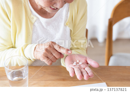 薬を飲む高齢者 137137821