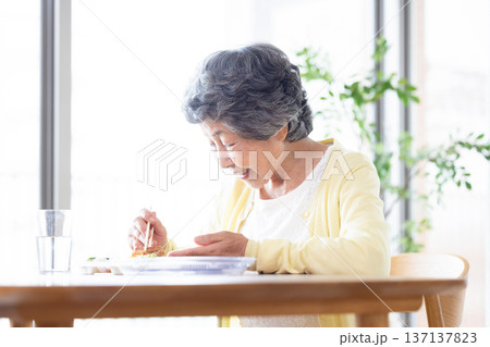 食事をするシニア女性 137137823