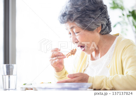 食事をするシニア女性 137137824