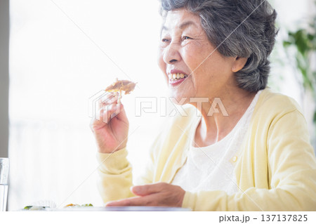 食事をするシニア女性 137137825