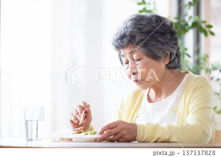 食事をするシニア 137137828