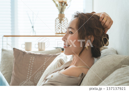リビングのソファでリラックスするおしゃれな主婦のアジア人女性 137137921