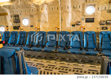 C-2輸送機機内 137138030