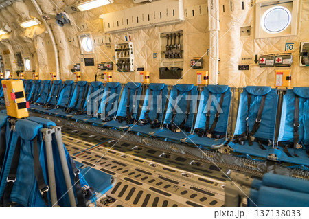C-2輸送機機内 137138033