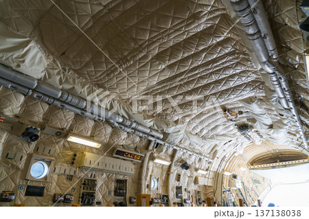 C-2輸送機機内 137138038