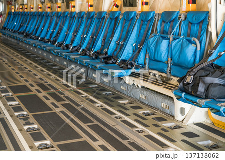 C-2輸送機機内 137138062