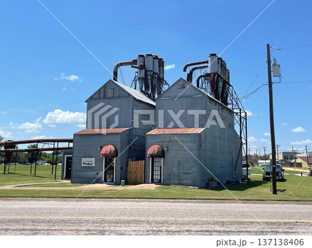 Old steel sheet factory building, Texas, U.S.A. 137138406
