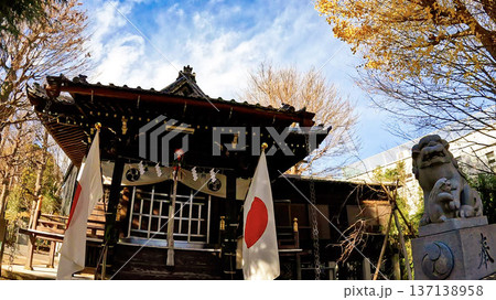 秋の堤方神社と鮮やかな銀杏の紅葉 137138958
