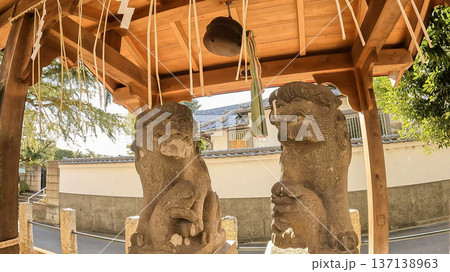 堤方神社の守護獣 寄り添う狛犬と鈴の風景 137138963