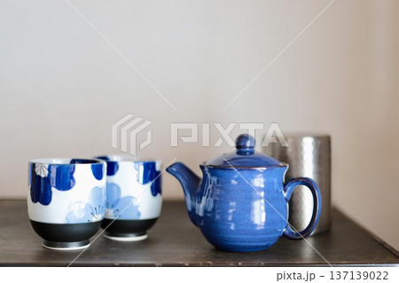 お茶のセット　青い急須と茶筒と湯呑み茶碗 137139022