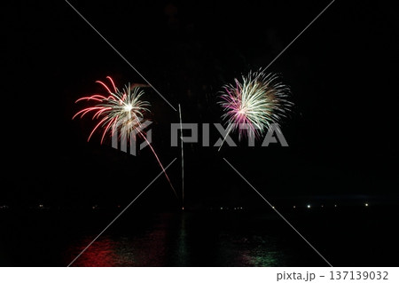 夜空に咲く華麗な花火　香住花火大会　兵庫　日本海　海上花火 137139032