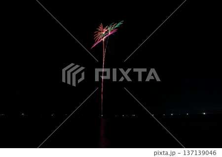 夜空に咲く華麗な花火　香住花火大会　兵庫　日本海　海上花火 137139046