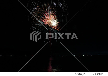 夜空に咲く華麗な花火　香住花火大会　兵庫　日本海　海上花火 137139048