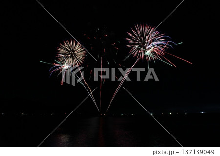 夜空に咲く華麗な花火 香住花火大会 兵庫 日本海 海上花火 夜空に咲く華麗な花火 香住花火大会 兵庫 日本海 海上花火 137139049