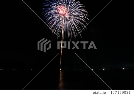 夜空に咲く華麗な花火 香住花火大会 兵庫 日本海 海上花火 夜空に咲く華麗な花火 香住花火大会 兵庫 日本海 海上花火 137139051