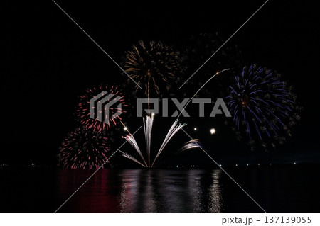 夜空に咲く華麗な花火 香住花火大会 兵庫 日本海 海上花火 夜空に咲く華麗な花火 香住花火大会 兵庫 日本海 海上花火 137139055