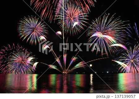 夜空に咲く華麗な花火　香住花火大会　兵庫　日本海　海上花火 137139057
