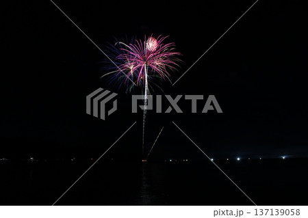 夜空に咲く華麗な花火　香住花火大会　兵庫　日本海　海上花火 137139058