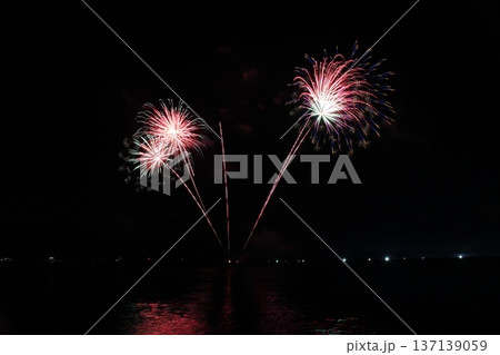 夜空に咲く華麗な花火　香住花火大会　兵庫　日本海　海上花火 137139059