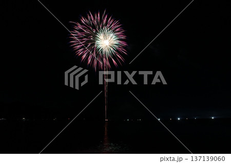 夜空に咲く華麗な花火 香住花火大会 兵庫 日本海 海上花火 夜空に咲く華麗な花火 香住花火大会 兵庫 日本海 海上花火 137139060