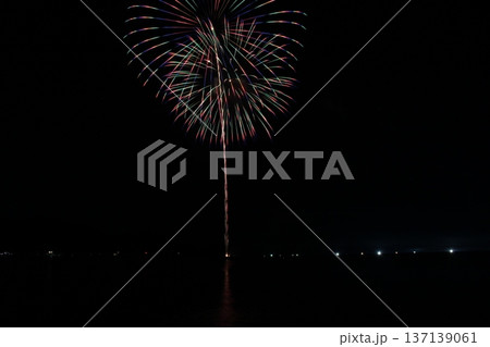 夜空に咲く華麗な花火　香住花火大会　兵庫　日本海　海上花火 137139061