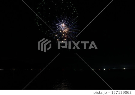 夜空に咲く華麗な花火 香住花火大会 兵庫 日本海 海上花火 夜空に咲く華麗な花火 香住花火大会 兵庫 日本海 海上花火 137139062