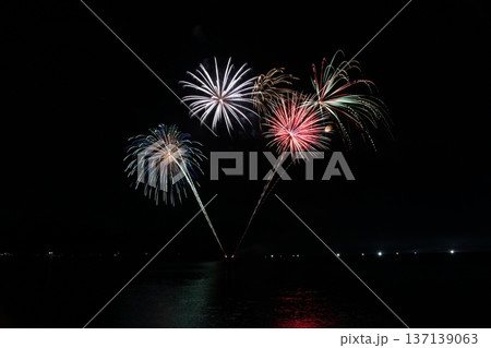夜空に咲く華麗な花火 香住花火大会 兵庫 日本海 海上花火 夜空に咲く華麗な花火 香住花火大会 兵庫 日本海 海上花火 137139063