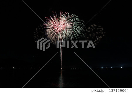 夜空に咲く華麗な花火 香住花火大会 兵庫 日本海 海上花火 夜空に咲く華麗な花火 香住花火大会 兵庫 日本海 海上花火 137139064