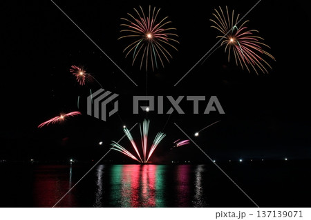 夜空に咲く華麗な花火 香住花火大会 兵庫 日本海 海上花火 夜空に咲く華麗な花火 香住花火大会 兵庫 日本海 海上花火 137139071