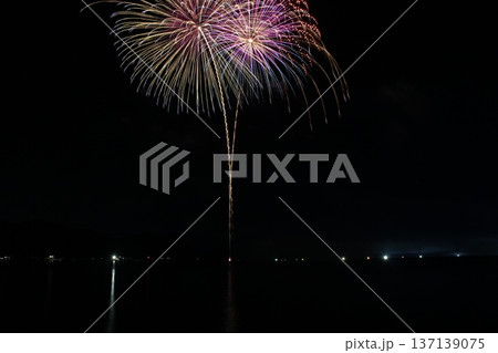 夜空に咲く華麗な花火　香住花火大会　兵庫　日本海　海上花火 137139075