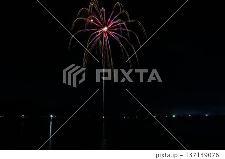 夜空に咲く華麗な花火　香住花火大会　兵庫　日本海　海上花火 137139076