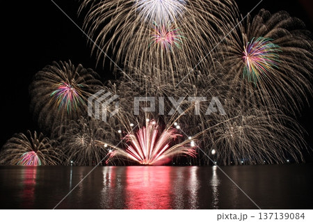 夜空に咲く華麗な花火　香住花火大会　兵庫　日本海　海上花火 137139084