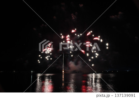 夜空に咲く華麗な花火 香住花火大会 兵庫 日本海 海上花火 夜空に咲く華麗な花火 香住花火大会 兵庫 日本海 海上花火 137139091