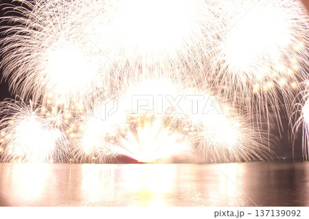 夜空に咲く華麗な花火　香住花火大会　兵庫　日本海　海上花火 137139092