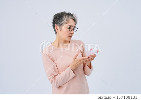 薬の入ったピルケースを持つシニア女性 薬の入ったピルケースを持つシニア女性 137139133