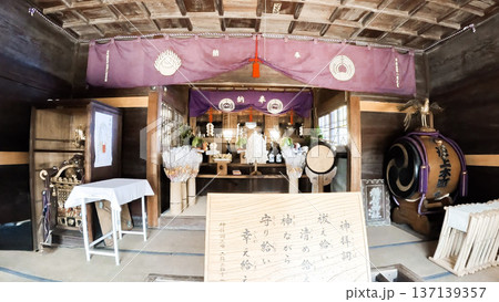 東京、本町稲荷神社の拝殿内部と祭壇 神事の風景 東京、本町稲荷神社の拝殿内部と祭壇 神事の風景 137139357
