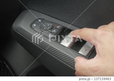 運転席ドアのウィンドウ操作スイッチ類 137139463