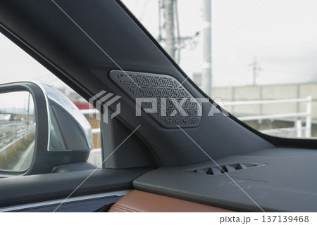 自動車のピラーに内蔵されたツイーター 137139468