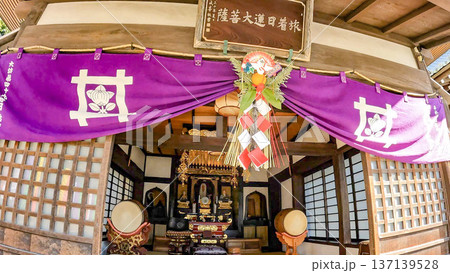 旅着の日蓮大聖人像を祀るお堂 晴天の参拝 旅着の日蓮大聖人像を祀るお堂 晴天の参拝 137139528