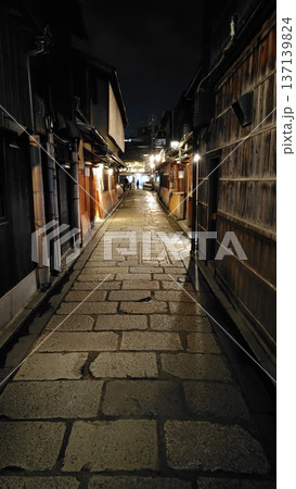京都祇園・巽橋近くの夜の石畳路地（Gion Kyoto Night Alley, Japan） 137139824