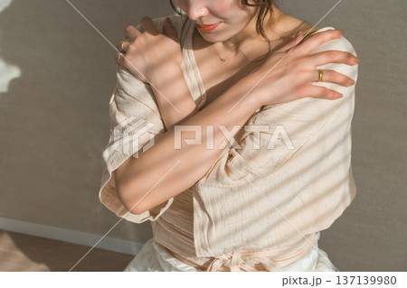 ヨガでセルフハグのポーズをする女性（メンタルケア,自己肯定感) 137139980