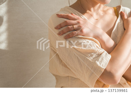 ヨガでセルフハグのポーズをする女性（メンタルケア,自己肯定感) 137139981